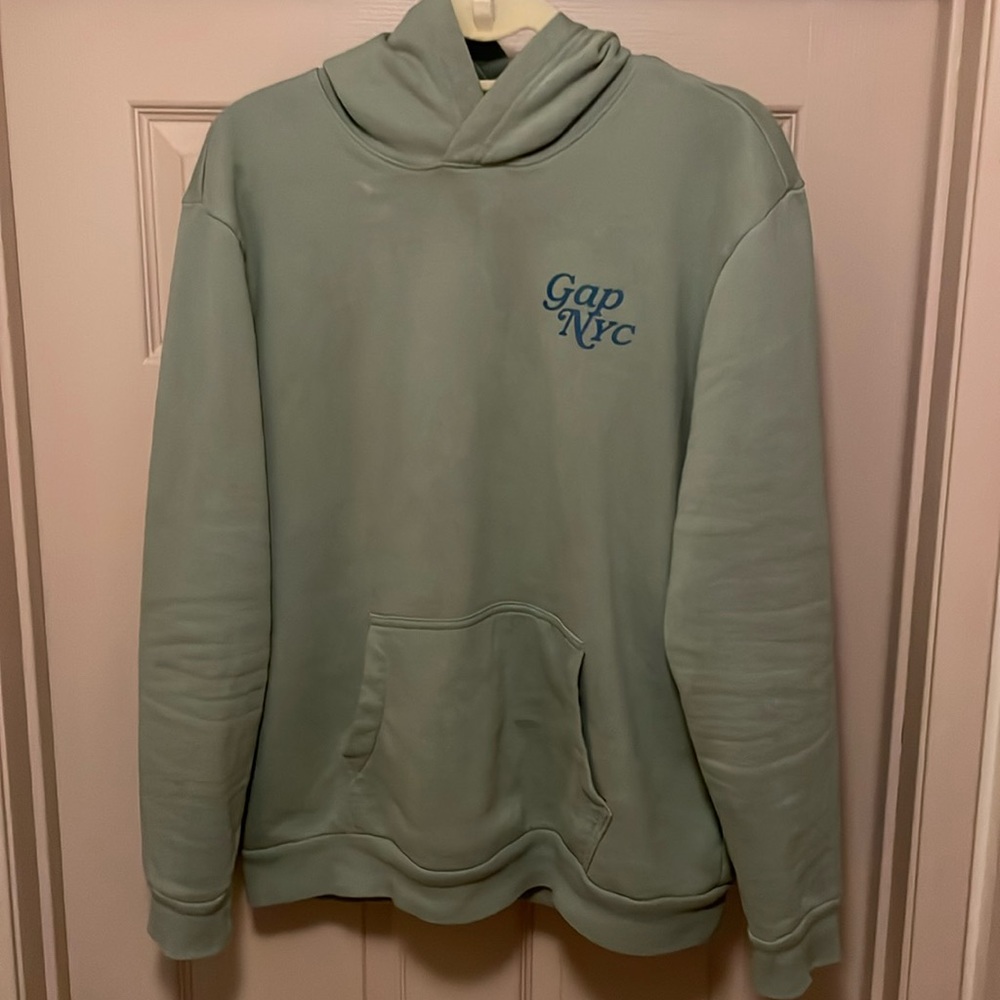 *Free shipping* GAP NYC “vintage soft” light green.